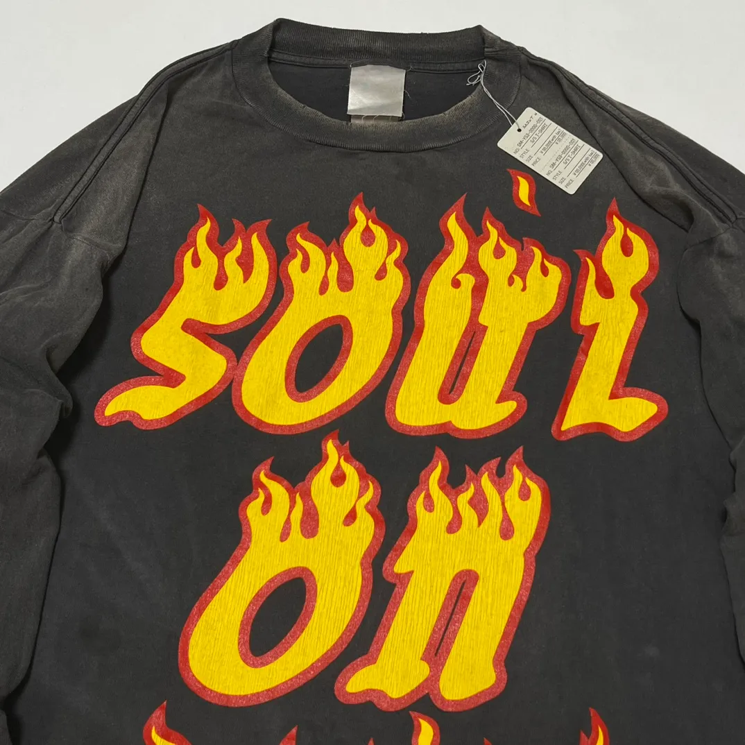 SAINT Mxxxxxx LS TEE/SOUL ON FIRE/BLK Soul flame/flame long sleeves, washed black S-XL, look for cylindrical fabrics with no side seams, don’t buy open ones anymore, boring Assute ready-made garments dyed, sprayed the whole thing with horse-hair spray, and then sprayed again to fade the color, the collar and cuffs are frayed, many places are torn, super large printing position, very difficult to print, complete accessories, with little angel anti-counterfeiting label